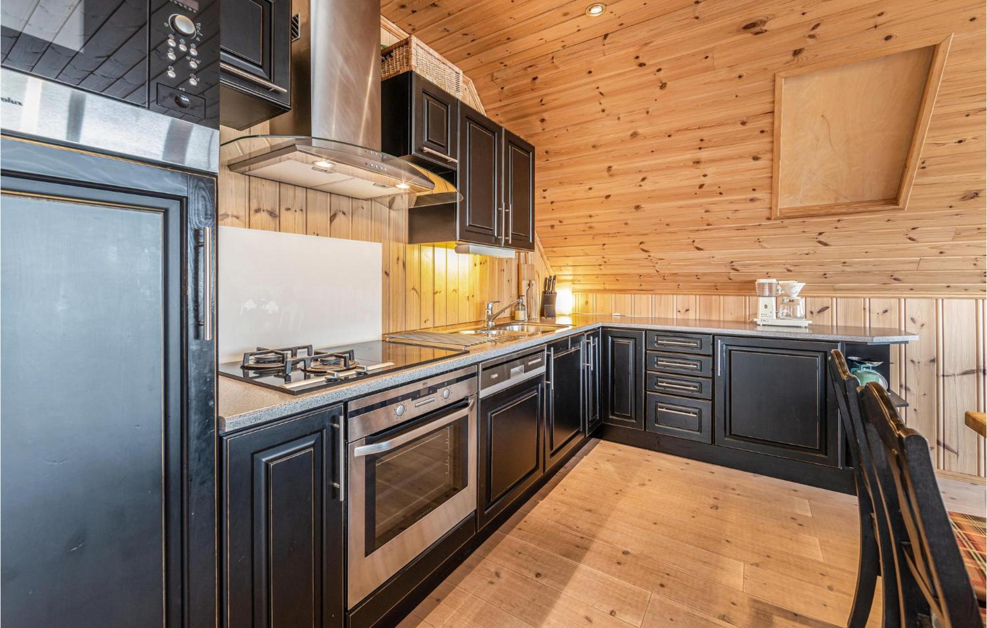 Awesome Home In Kvamsoy With Jacuzzi Sandvik  エクステリア 写真