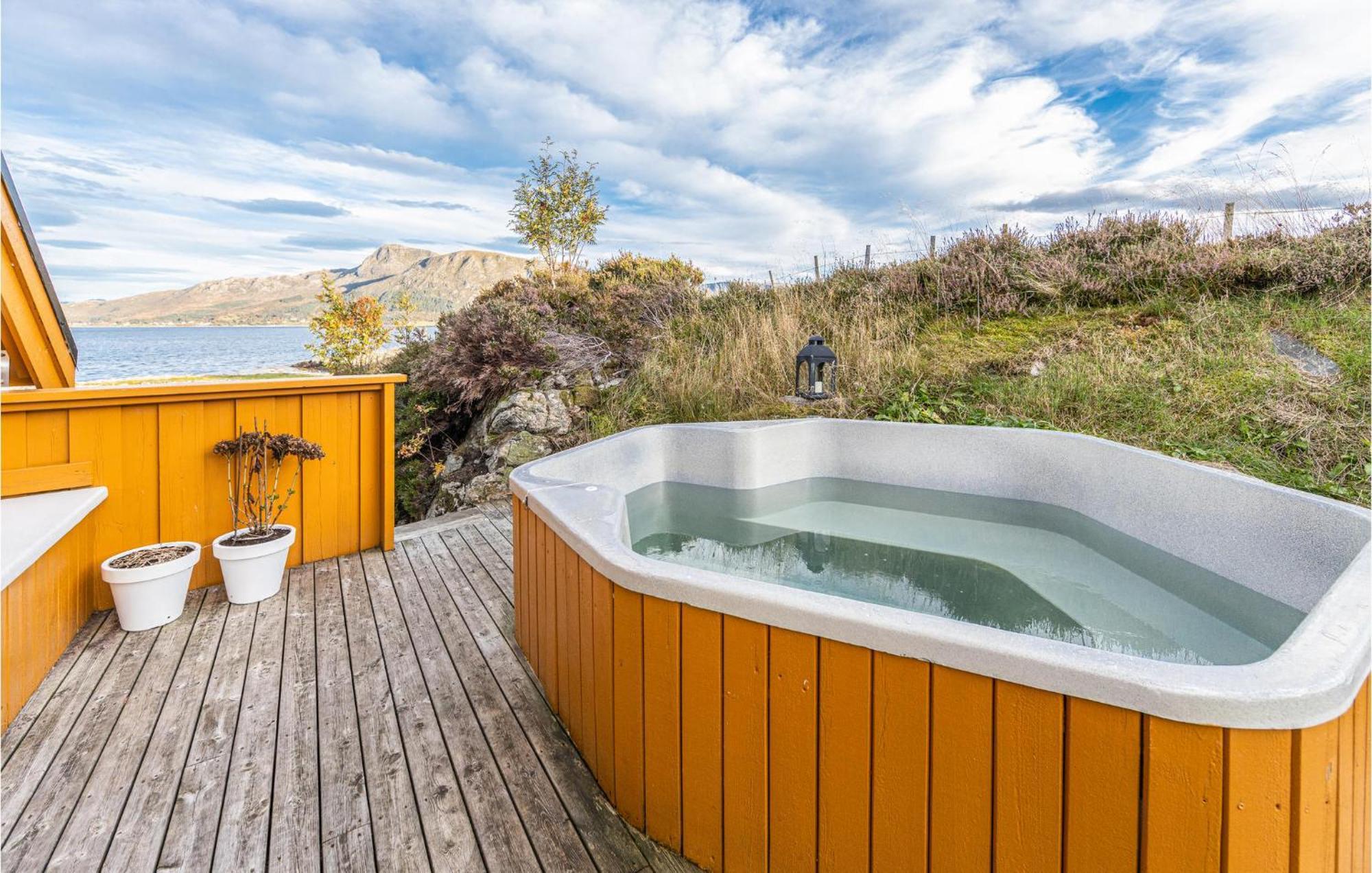 Awesome Home In Kvamsoy With Jacuzzi Sandvik  エクステリア 写真