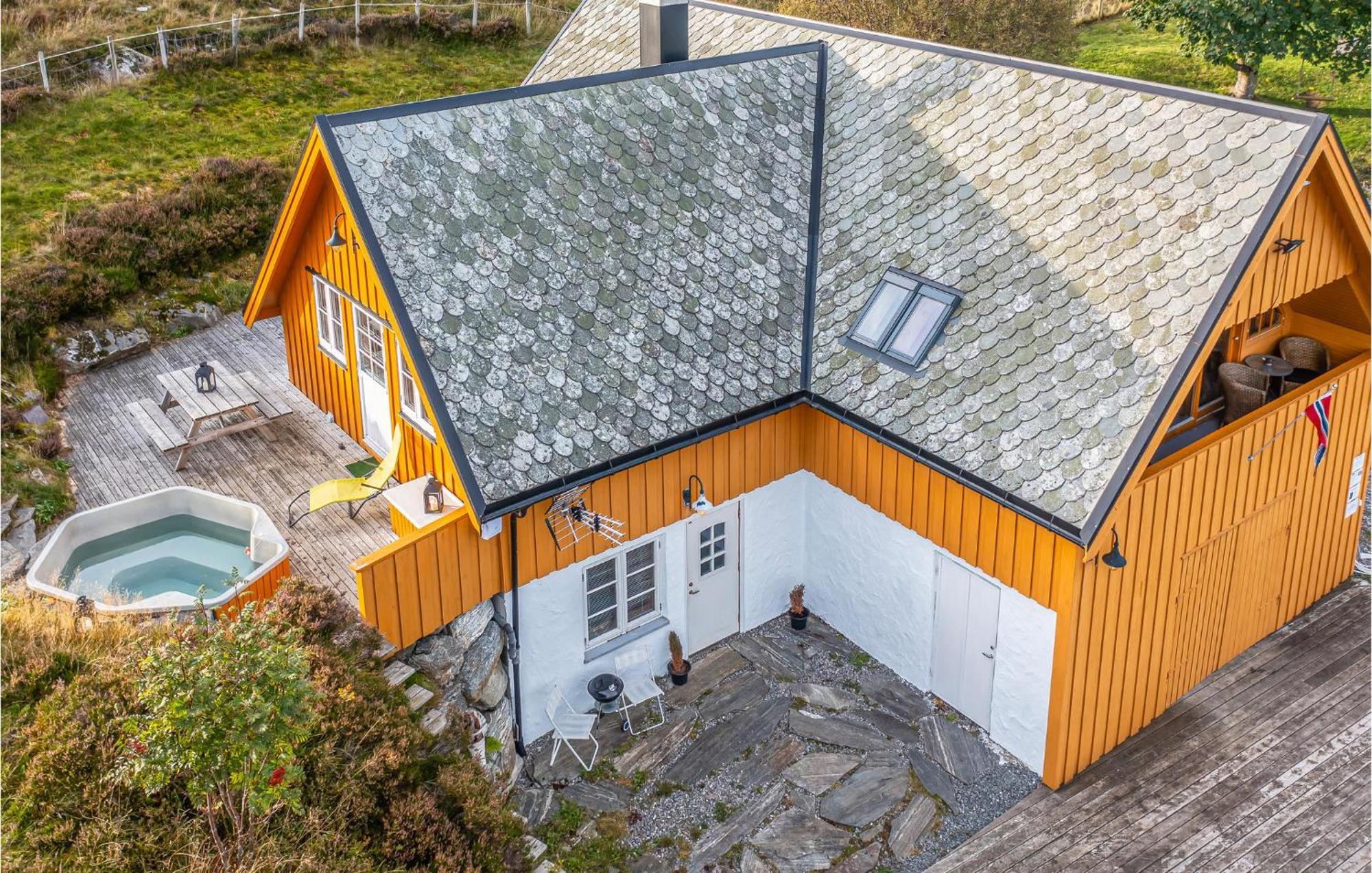 Awesome Home In Kvamsoy With Jacuzzi Sandvik  エクステリア 写真