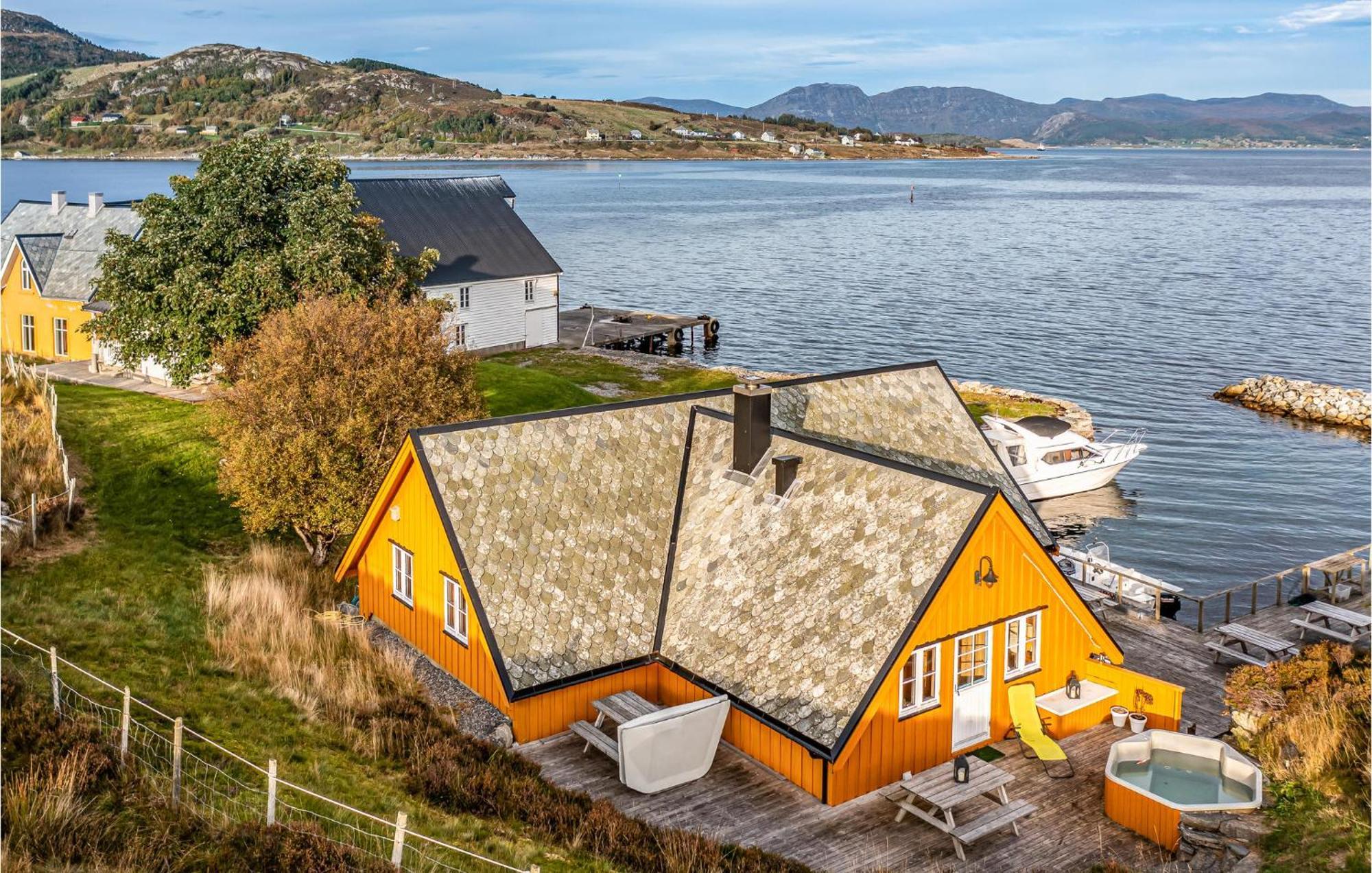 Awesome Home In Kvamsoy With Jacuzzi Sandvik  エクステリア 写真